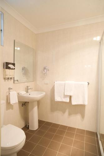 Bathroom, Noahs Mid City Muswellbrook Inn in Muswellbrook