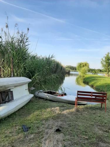  Tóparti faház /Lakeside wooden bungalow in Fadd-Dombori