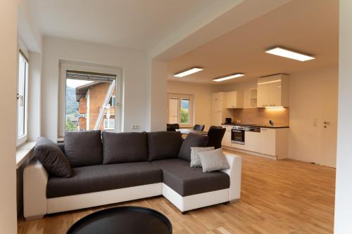 Moderne Ferienwohnung mit Ausblick, Pension in Bad Goisern