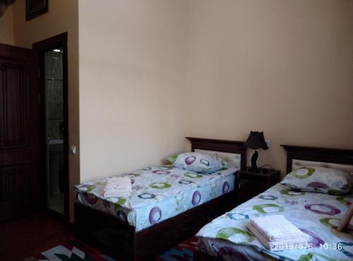 2 twin beds