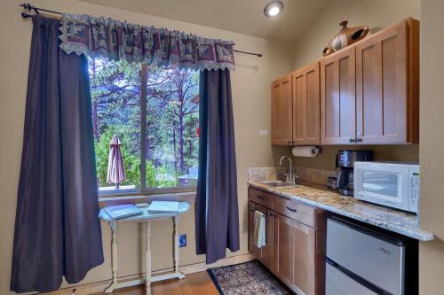 Pikes Peak Guest Cabin at Rocky Mountain Lodge in Cascade-Chipita Park, USA