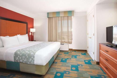 La Quinta Inn & Suites by Wyndham Colorado Springs South AP - image 4
