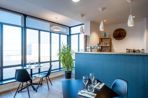 餐廳, Les Flots - Hôtel et Restaurant face à l'océan - Châtelaillon-Plage (Les Flots - Hotel et Restaurant face a l'ocean - Chatelaillon-Plage) in 沙泰萊隆普拉格