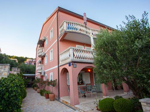  Apartments Ljubo in Stari Grad