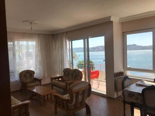  Cunda Yeni Yolda Mobilyalı Denize Sıfır Daire in Ayvalık