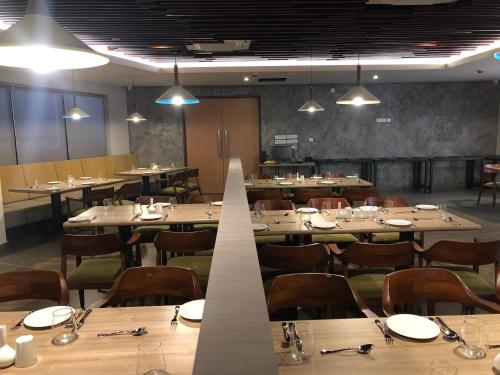 Hotel Raj Riveria - 레스토랑