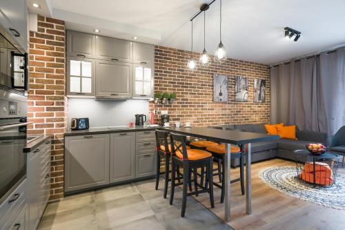 Orange, modern apartment in the city centre 2