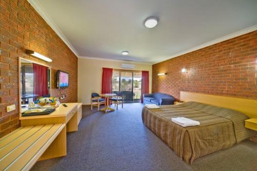 Paradise Lakes Motel Shepparton Paradise Lakes Motel is conveniently located in the popular Shepparton area. The hotel has everything you need for a comfortable stay. Facilities for disabled guests, room service, meeting facilities,