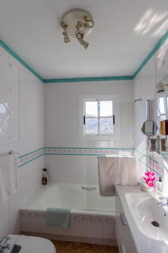 Double Room with Terrace and Private Bathroom image 2
