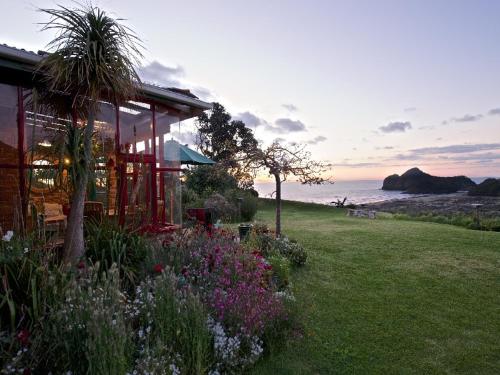 เบทเฮลบีชคอตเทจ (Bethells Beach Cottages) in เบเทลส์บีช