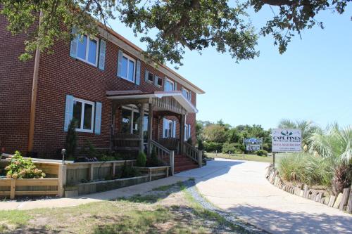 Cape Pines Motel - 출입구