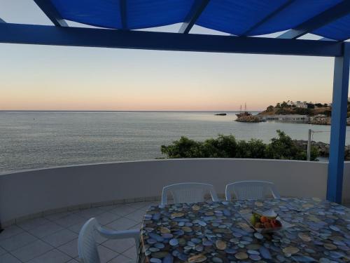  M&M'S APARTMENT/ON THE CENTRAL BEACH OF MAKRYGIALOS in Makry Gialos
