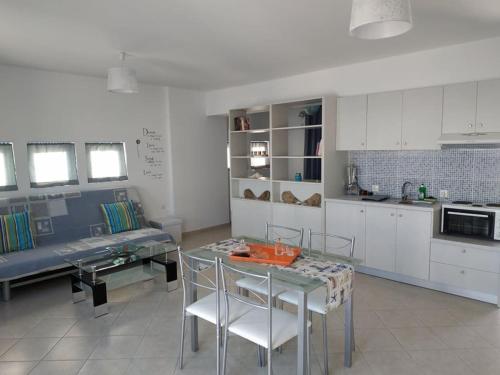  M&M'S APARTMENT/ON THE CENTRAL BEACH OF MAKRYGIALOS in Makry Gialos