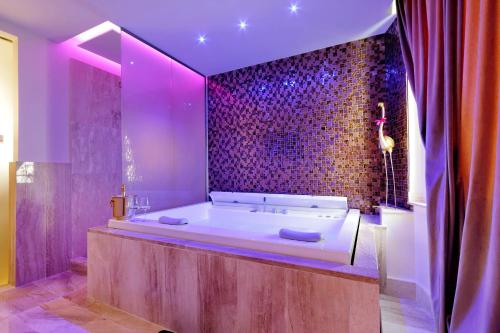 Spanish Diamond Luxury Suites & Jacuzzi, Рим (фото 6)