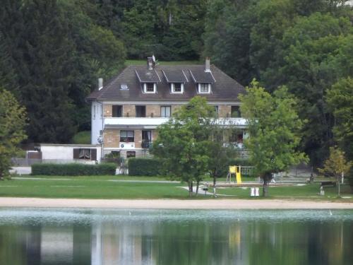 Hotel Restaurant La Chaumiere du Lac - Hôtel - Clairvaux-les-Lacs