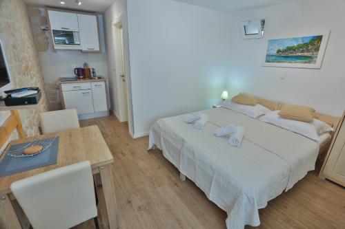 Split Inn Apartments - image 8