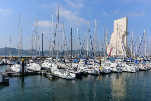  Yacht with View of Historic Lisbon, Lissabon bei Torre da Marinha