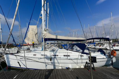  Yacht with View of Historic Lisbon in Lissabon