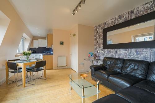 2 Bedroom Central Apartment with Stunning Castle View