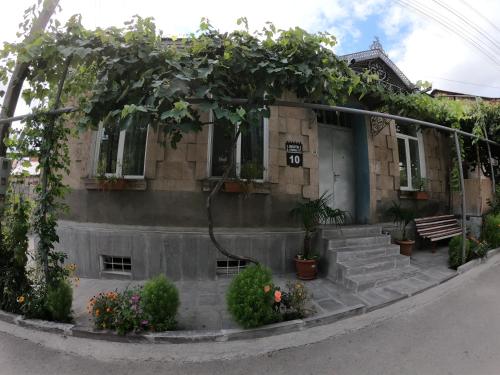 Είσοδος, Host Family in Akhaltsikhe