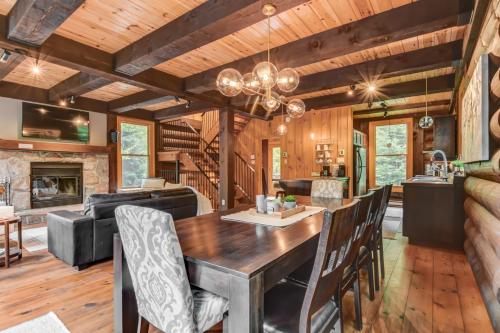 Chic log chalet with hot tub - Mont-Tremblant north side by Reserver.ca