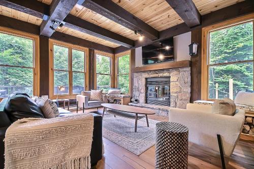 Chic log chalet with hot tub - Mont-Tremblant north side by Reserver.ca