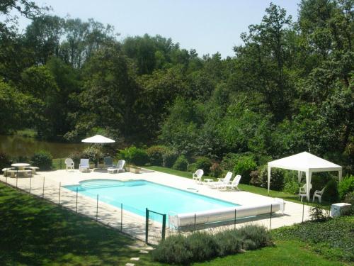 Peldbaseins, Les Vieux Guays in Cerdon