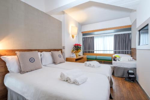 3 twin beds