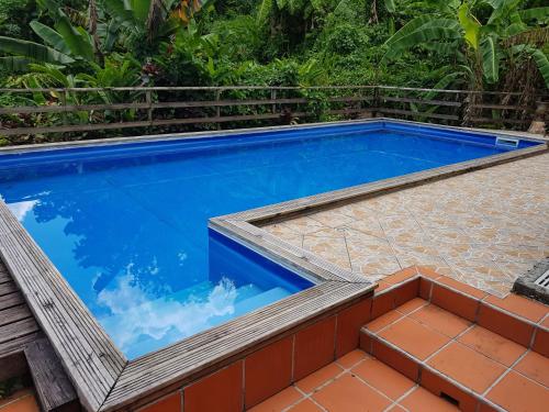 Zwembad, DOMAINE de VALCINE 3 gites parc et piscine a 4 mn de la distillerie DBM, des 1er commerces et de la  in Sainte Rose