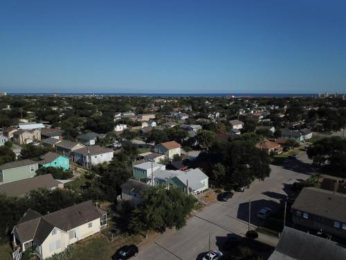 New Listing! Cute, coastal home close to Moody Gardens & Schlitterbahn Park! - The Anchor House