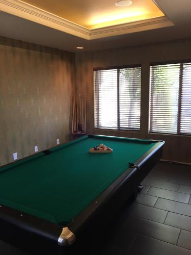 Pristine Top Floor Condo With Access To Clubhouse & Pools - image 8