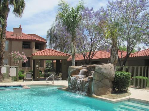 Pristine Top Floor Condo With Access To Clubhouse & Pools - main image