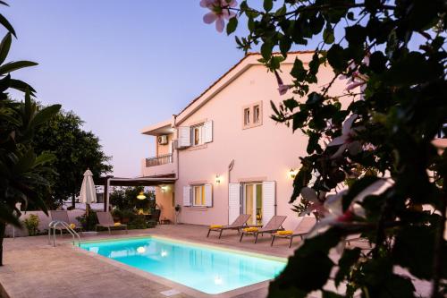  Carpe Diem-Luxury Villa with private pool in Ayía Paraskeví