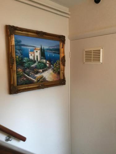 Warm & Cosy Birch Close House with Free Parking & Sleeps 8 - image 7