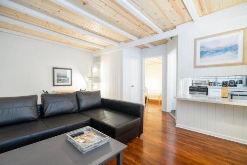 Modern Montrose Flat w/Parking, Coffee and Netflix 