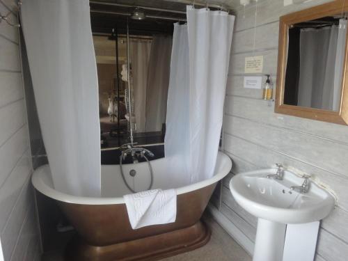 The Treebridge Hotel - image 4