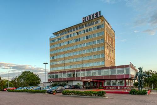 FF&E Hotel Dania - image 12