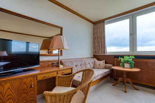 FF&E Hotel Dania - image 2