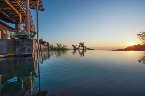 Swimming pool, Rinjani Lodge in Senaru
