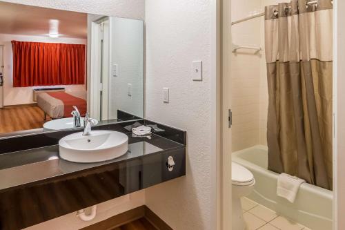 Ванная комната, Motel 6 Arlington, TX - UTA in Арлингтон
