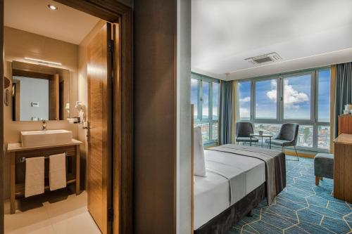 Superior Double Room with Sea View image 5