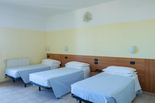 3 twin beds