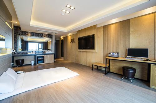 Pohang Hotel View Pohang Hotel View is conveniently located in the popular Buk-gu area. Both business travelers and tourists can enjoy the propertys facilities and services. Facilities like daily housekeeping, private