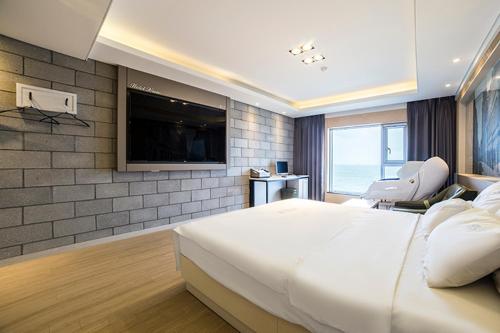 Pohang Hotel View Pohang Hotel View is conveniently located in the popular Buk-gu area. Both business travelers and tourists can enjoy the propertys facilities and services. Facilities like daily housekeeping, private