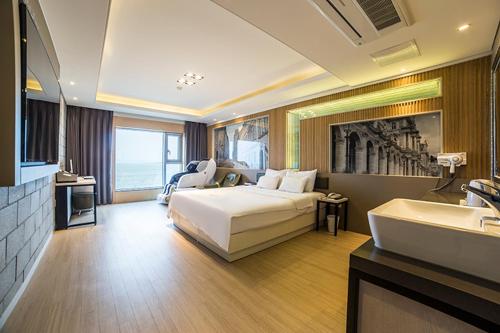 Pohang Hotel View Pohang Hotel View is conveniently located in the popular Buk-gu area. Both business travelers and tourists can enjoy the propertys facilities and services. Facilities like daily housekeeping, private