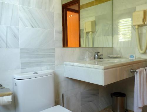 Apartamentos Vista Playa I Apartamentos Vista Playa I is conveniently located in the popular Cala Blanca area. The property features a wide range of facilities to make your stay a pleasant experience. To be found at the hotel a