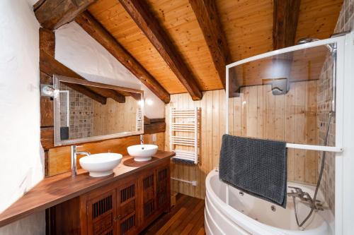 Bathroom, Les Balcons du Molliebon gite near Maison des Artisans