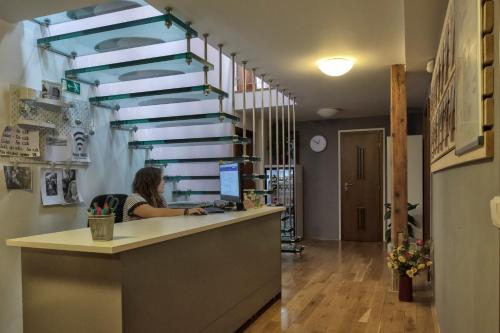 Előcsarnok, Onefam Miru near Praha hl. n. vasútállomás