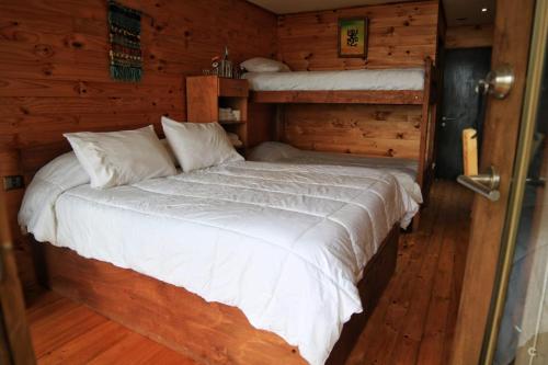 1 queen bed, 1 bunk bed
