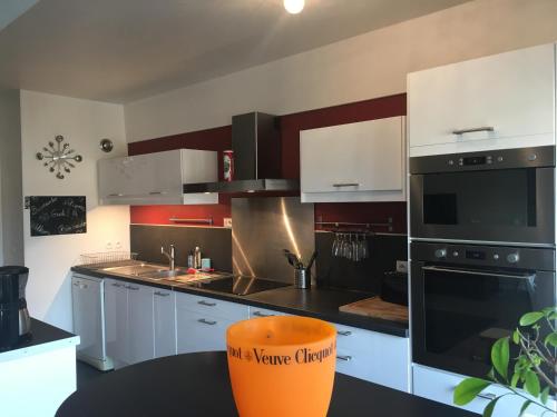 BedinReims "red bottle" 105m2 on one level, 4 bedrooms with double beds wifi free ideal 4 à 8 Adultes 2 bathrooms free parking